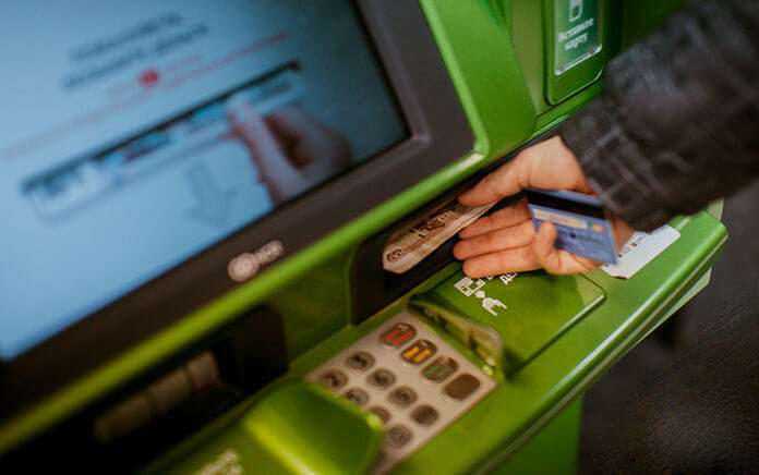 Сколько можно снять денег в банкомате Приватбанка